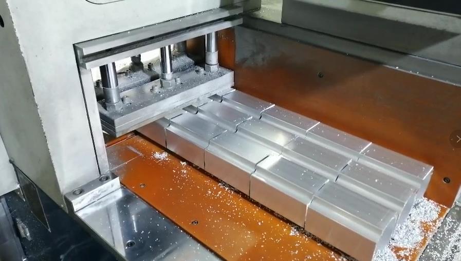 三類鋁型材切割機分別適用于直角、45度、任意角度鋸切