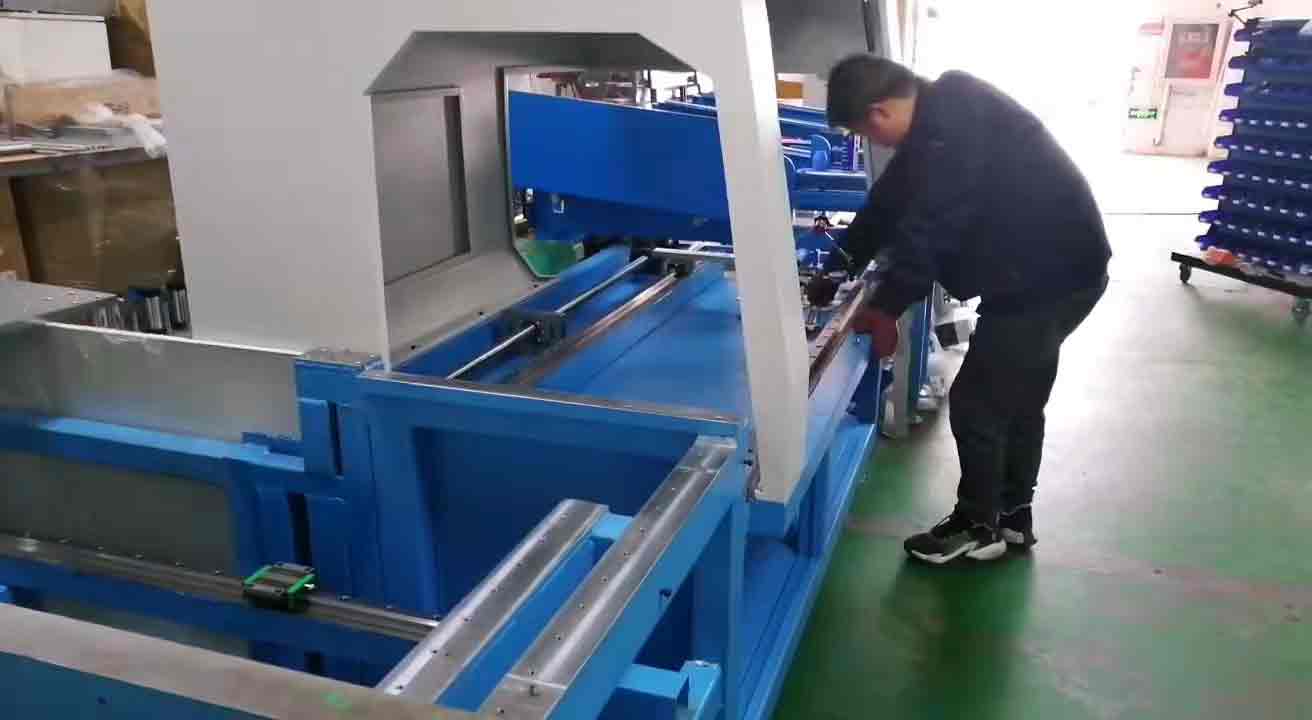 鋁型材切割機廠家雙德譽庫存又告急，車間伙伴認真的樣子